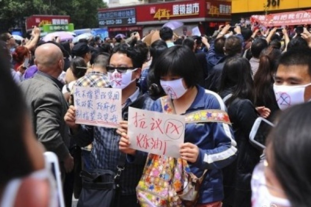 Protesters wear face masks at a demonstration in Kunming on May 16. Photo: Screenshot from Sina Weibo