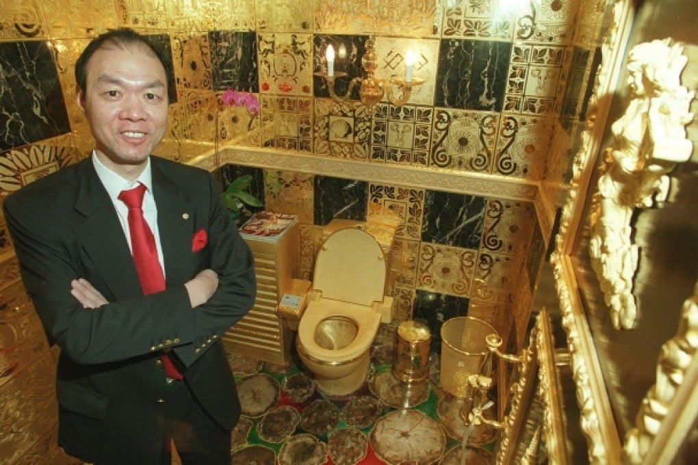 The late Hong Kong jewellery tycoon Lam Sai-wing with the solid gold toilet he created using 3-D printing technology. Photo: Dickson Lee
