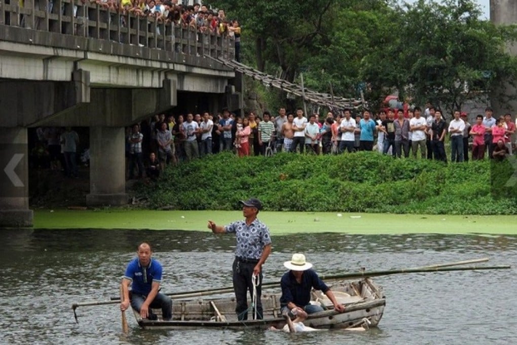 Salvagers rescuing the bodies. Photo: screenshot via Caixin.com