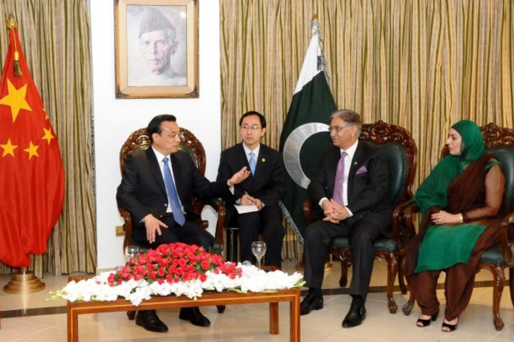 Chinese Premier Li Keqiang (left) talking with Pakistan's Senate Chairman Nayyar Bukhari, as former speaker of Pakistan's National Assembly Fehmida Mirza looks on. Photo: EPA