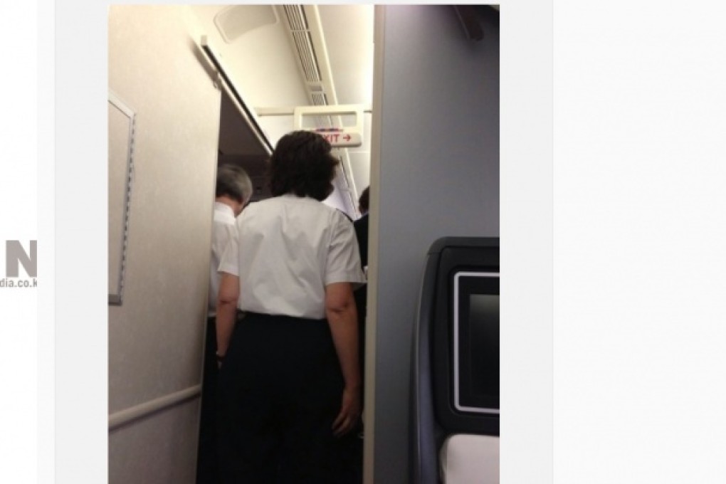 A passenger's photo shared on Weibo of cabin crew helping a woman on the United Airlines flight. Photo: Screenshot via @想要拥有姜Gary on Weibo