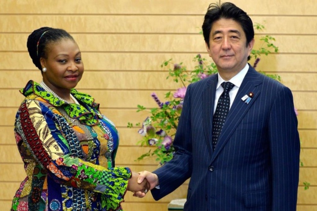 South African singer and Unicef goodwill ambassador Yvonne Chaka Chaka shakes hands with Japanese Premier Shinzo Abe. Photo: AFP