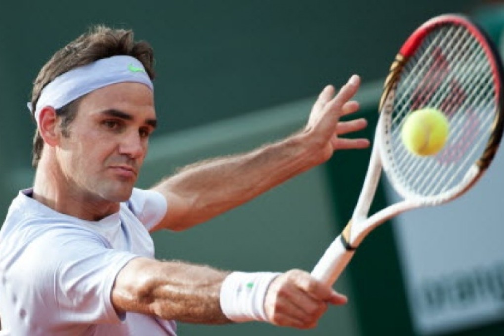 Roger Federer of Switzerland returns a shot during the men's singles second round match against Somdev Devvarman of India at the 2013 French Open tennis tournament at Roland Garros in Paris, France. Photo: Xinhua