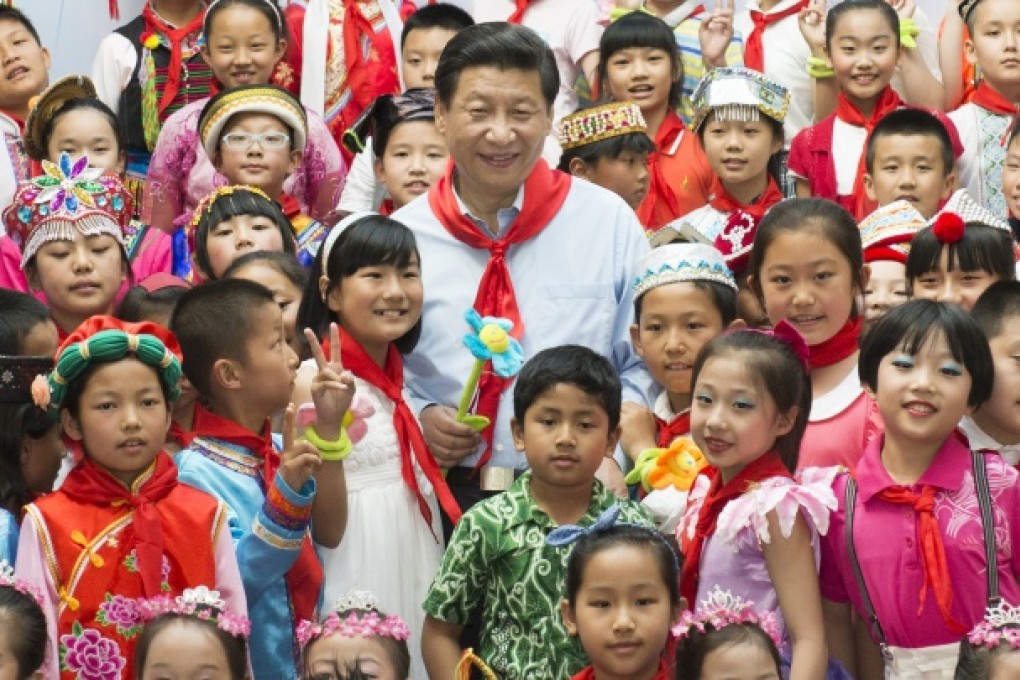 President Xi Jinping poses for group photo with children, May 29, 2013. Photo: Xinhua