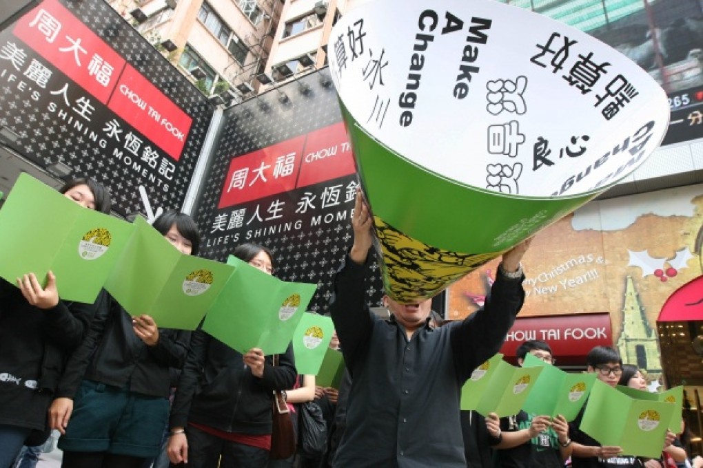 Oxfam Hong Kong and Complaints Choir of Hong Kong join forces to perform their climate change-themed song at Causeway Bay pedestrian district. Photo: Dickson Lee