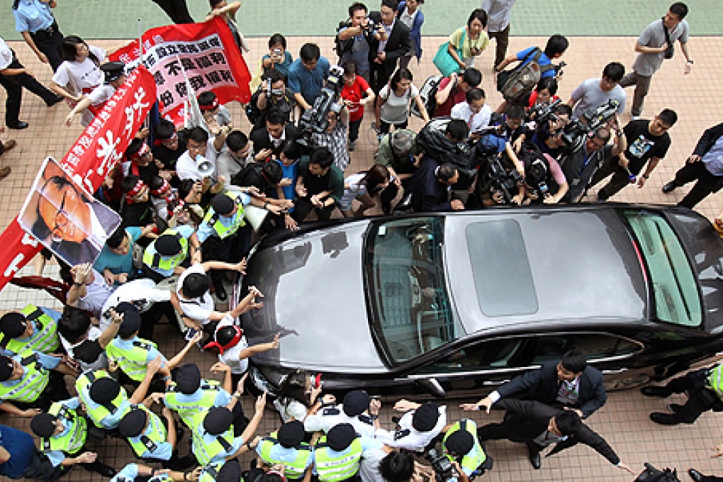 Protesters surround Chief Executive Leung Chun-ying's car as it left a seminar in Tseung Kwan O on May 16. Photo: Dickson Lee