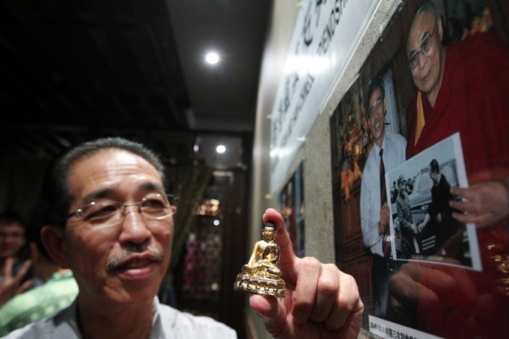 Philip Li shows a gift from the Dalai Lama. Photo: Jonathan Wong