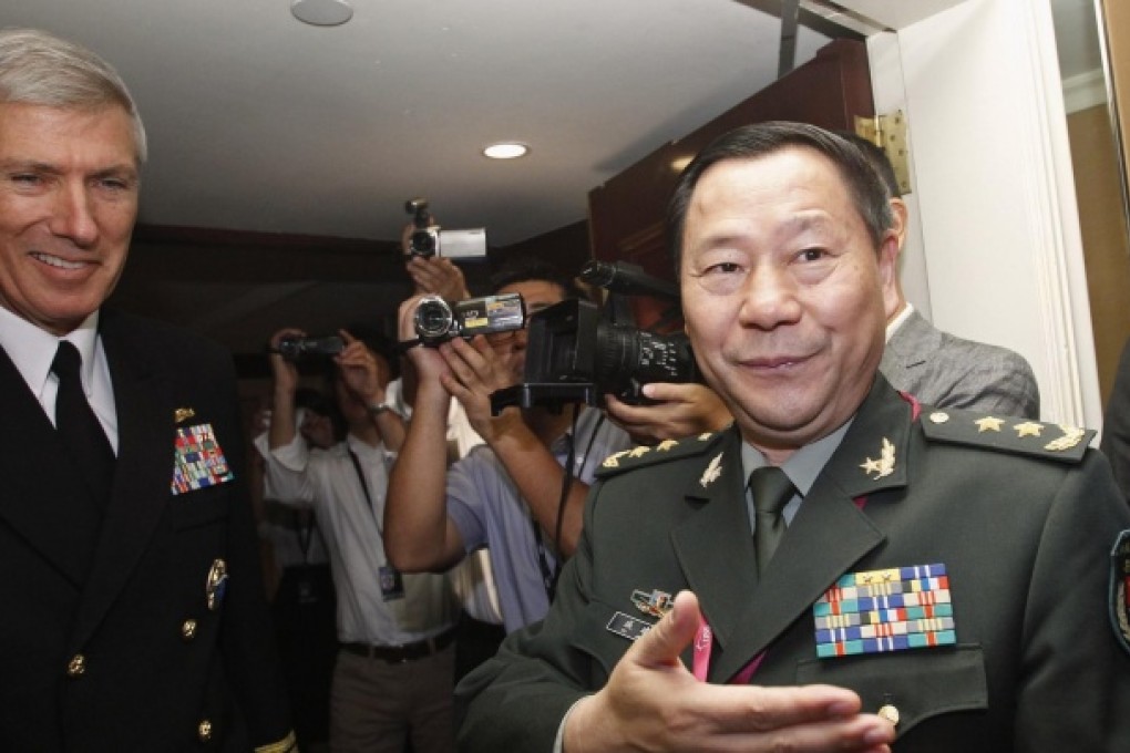 Lieutenant General Qi Jianguo welcomes US Navy Admiral Samuel Locklear to a sidelines meeting at the Singapore forum. Photo: Reuters