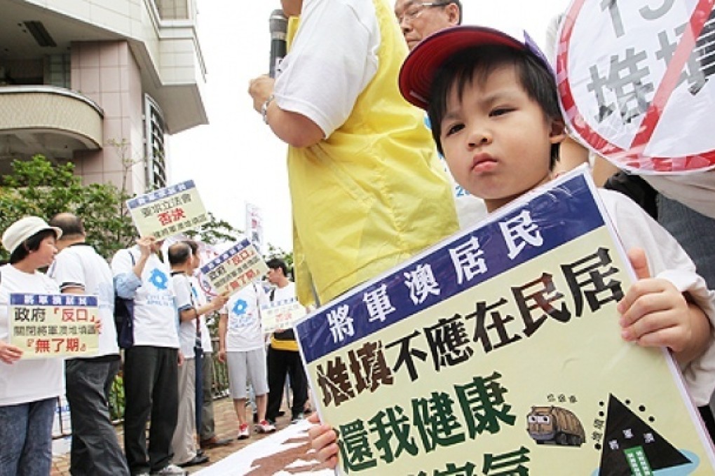 Tseung Kwan O residents voice their opposition to the government's plans to expand landfills. Photo: May Tse