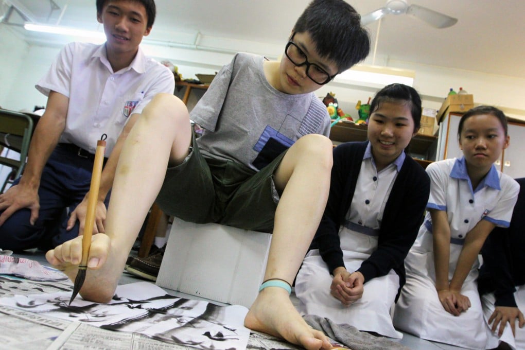 Cherie Yeung shows students at Sha Tin how she creates her masterpieces. Yeung will share her experiences at the Open University today. Photo: Felix Wong