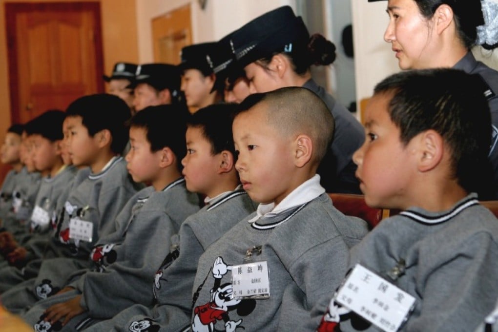Children rescued from child abductors in 2006 sit in the Panlong Public Security Bureau in Kunming, Yunnan. Photo: AP