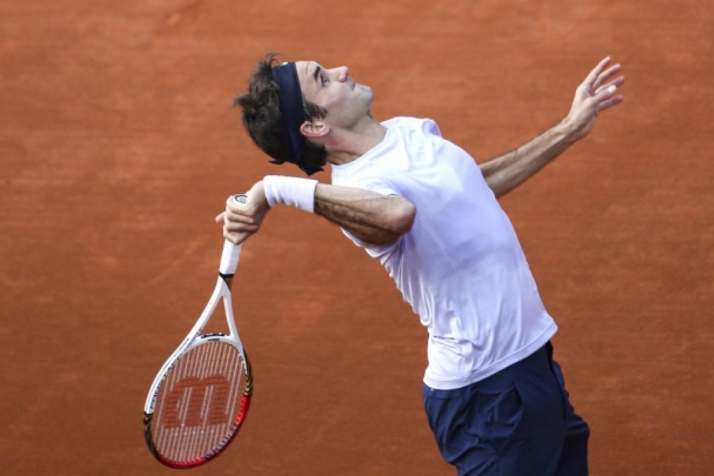 Roger Federer serves to Gilles Simon. Photo: Xinhua