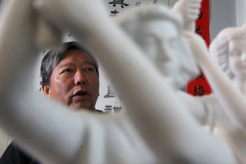 Pan-democrat Lee Cheuk-yan poses with democracy symbols on the eve of the annual June 4 night vigil at Victoria Park. Photo: Nora Tam