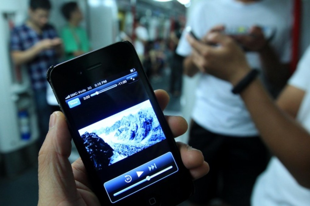 Smartphones and media tablets with bigger displays are popular with consumers, as sales in the first quarter show. Photo: Jonathan Wong