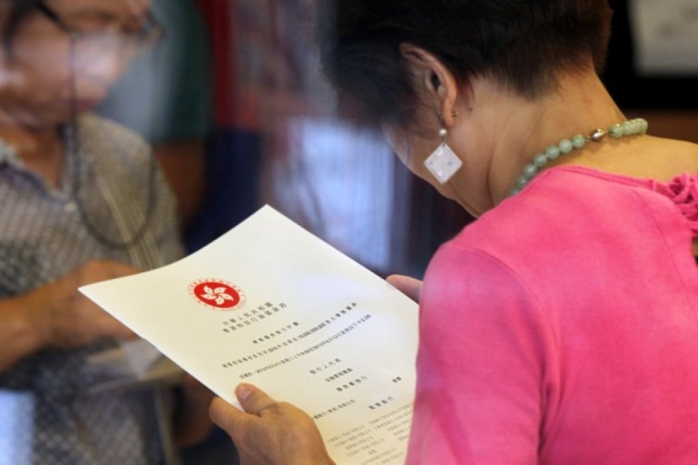 Citizens go to bank in Kwun Tong for the third issue of iBonds. Photo: Dickson Lee