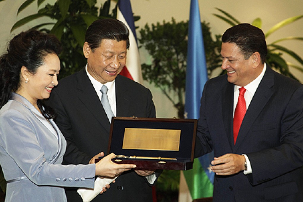 China's President Xi Jinping and first lady Peng Liyuan receive the Keys to the City from San Jose Mayor Johnny Araya. Photo: Reuters