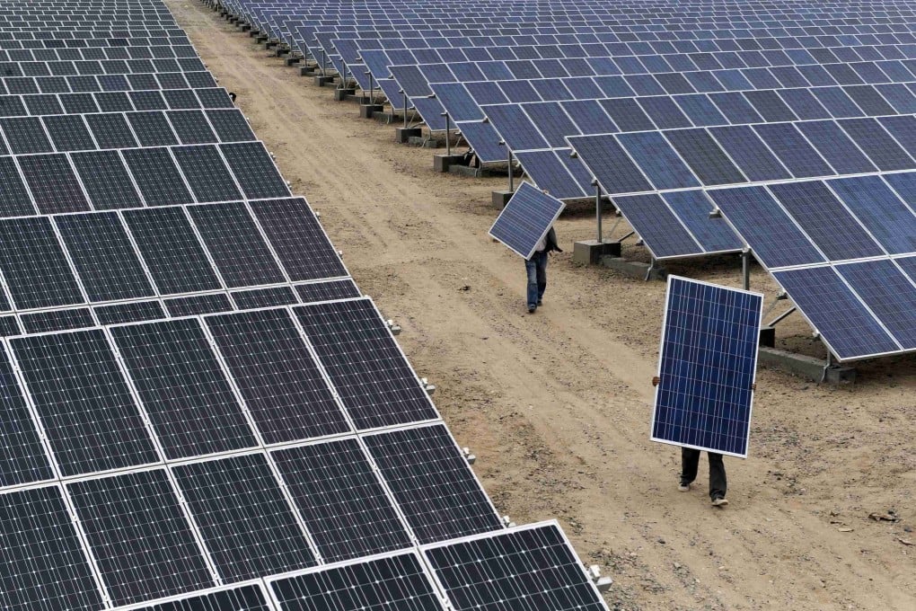 Employees move solar panels around at a solar power plant in Aksu, China's Xinjiang Uyghur Autonomous Region. Photo: Reuters