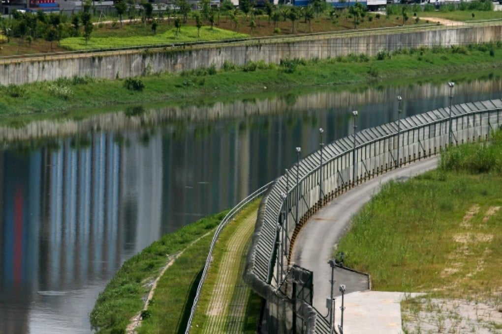 A section of the boundary fence separating Shenzhen and Hong Kong (right). Photo: SCMP