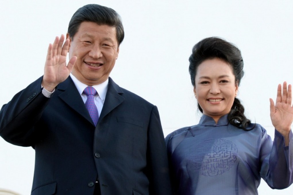President Xi Jinping and his wife Peng Liyuan wave on their arrival in California before meeting President Barack Obama. Photo: Xinhua