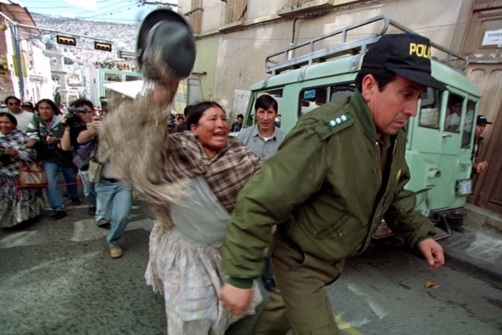 Bolivian Indian woman insults a police officer in La Paz in April 2000. Photo: Reuters