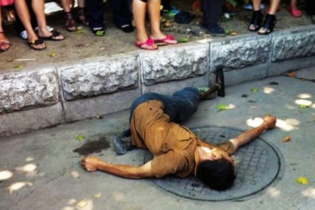 A street hawker in Guizhou province was allegedly beaten to death by chengguan in 2011.