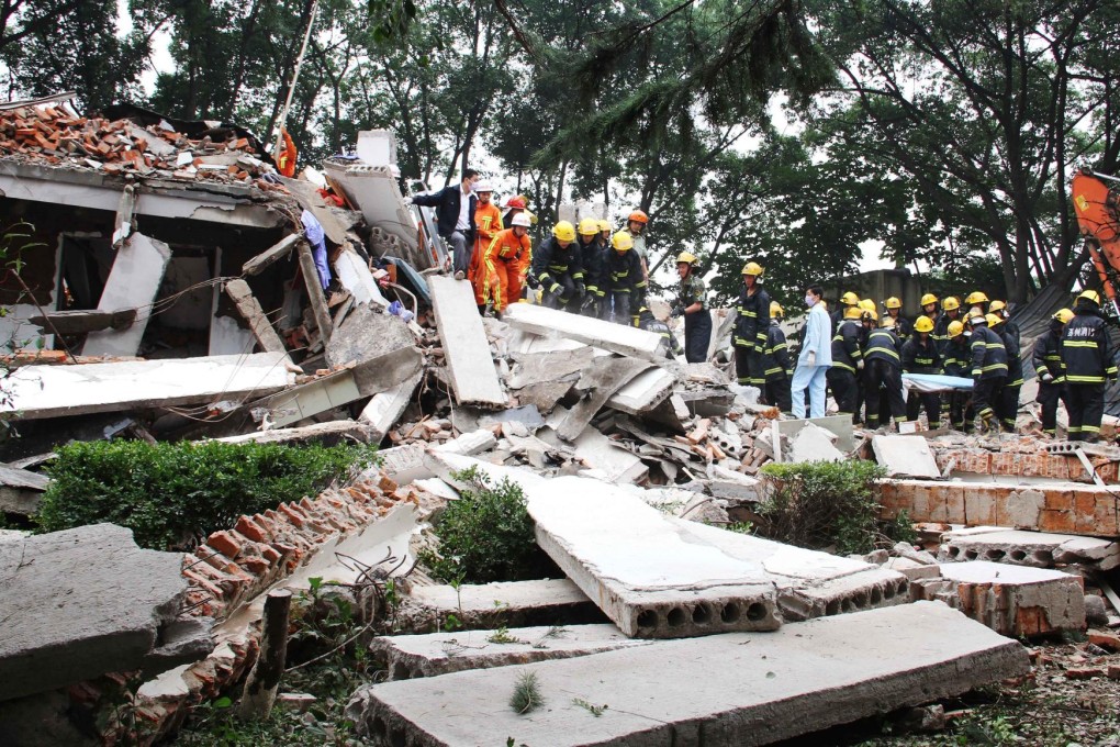 Firemen rescue victims at the scene of the gas explosion in Suzhou. Staff, some of them weeping, watched the rescue work. Photo: Xinhua