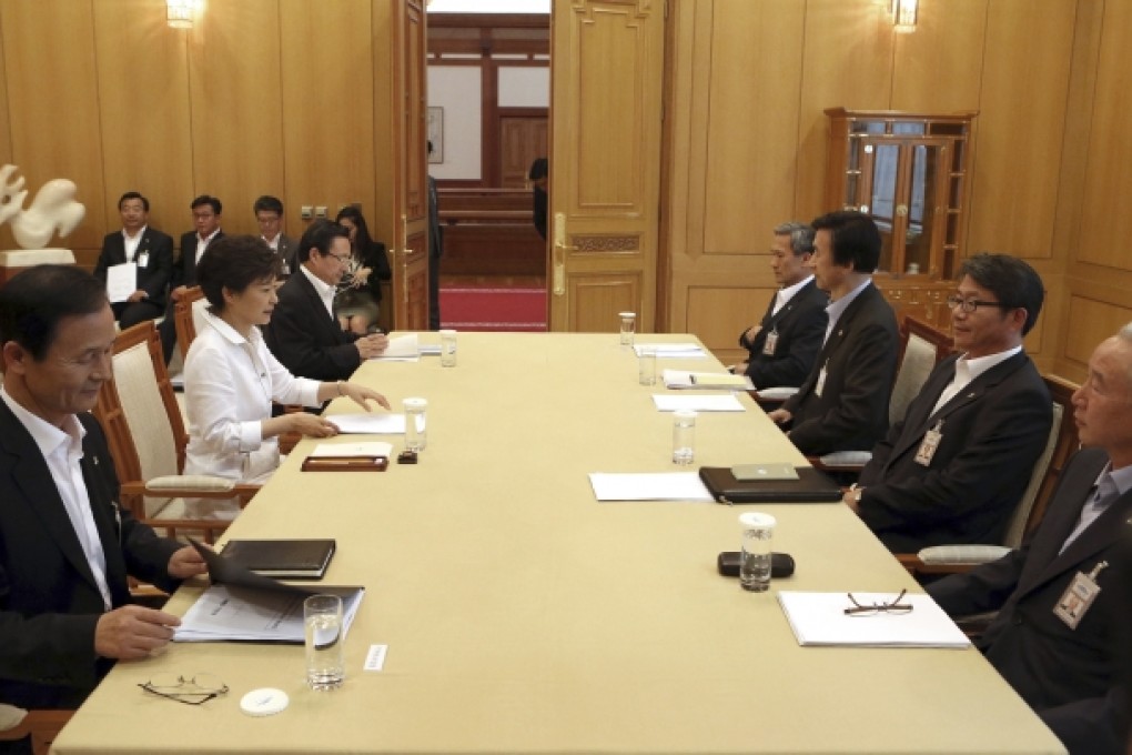 South Korean President Park Geun-hye, second from left, presides over a security meeting to discuss the upcoming South and North Korea talks at the presidential house in Seoul. Photo: AP
