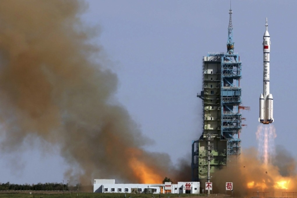 The Long March 2-F rocket loaded with Shenzhou-10 manned spacecraft carrying Chinese astronauts Nie Haisheng, Zhang Xiaoguang and Wang Yaping lifts off from the launch pad in the Jiuquan Satellite Launch Center, Gansu province June 11, 2013. Photo: Reuters