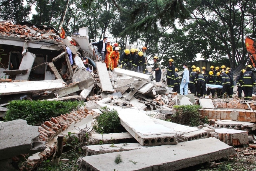 Firemen rescue victims at the scene of a gas explosion in Suzhou City. Photo: Xinhua
