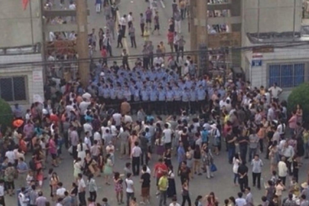 Students and parents block teachers from leaving the Hubei school after the exam. Photo: Screenshot via Weibo