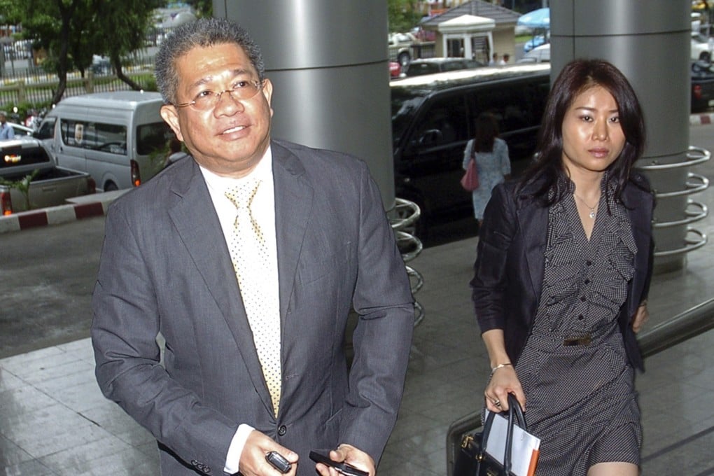 Akeyuth Anchanbutr  (left) walks with an unidentified aide at criminal court in Bangkok, Thailand. Photo: AP