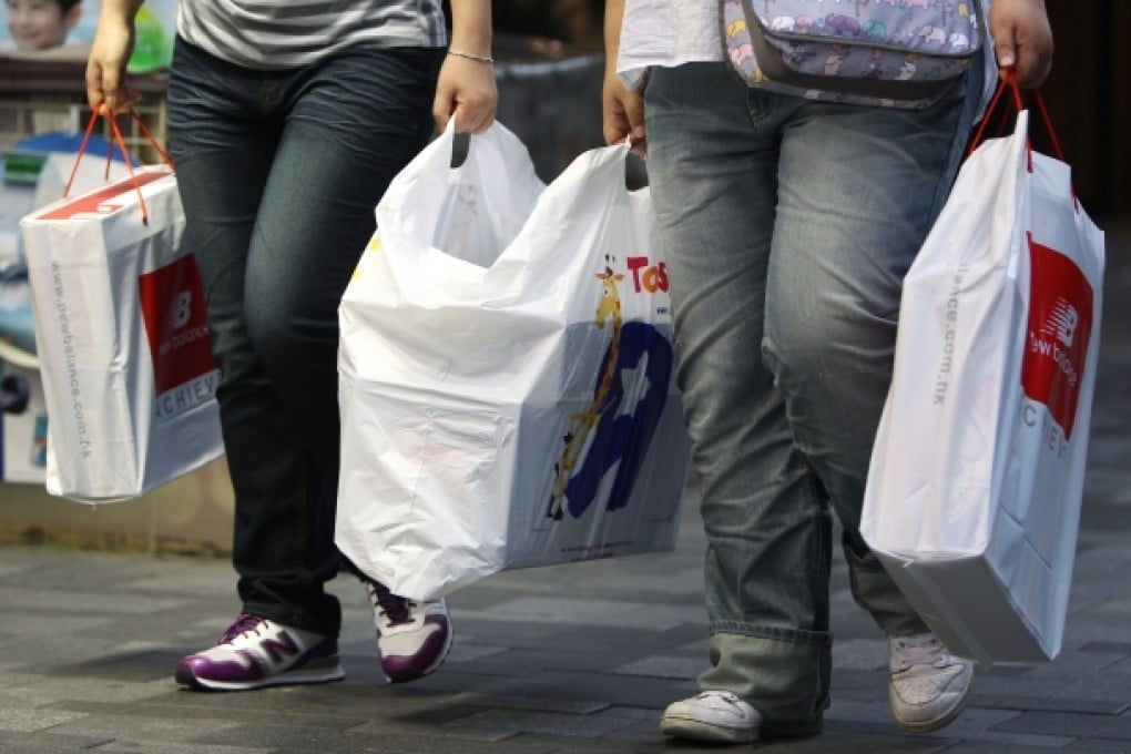 Picture of the people carries the plastic shopping bags in Tsim Sha Tsui. Photo: Sam Tsang