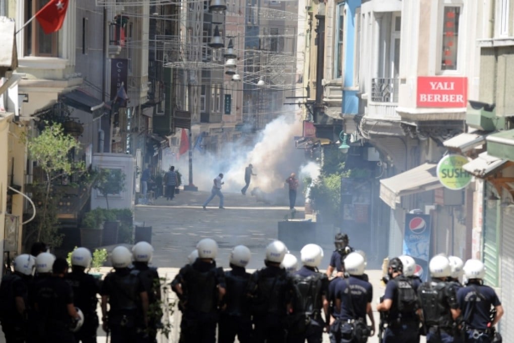 Turkish protestors and riot policemen clash on June 1, 2013, during a protest against the demolition of Taksim Gezi Park, in Taksim Square in Istanbul, Photo: AFP