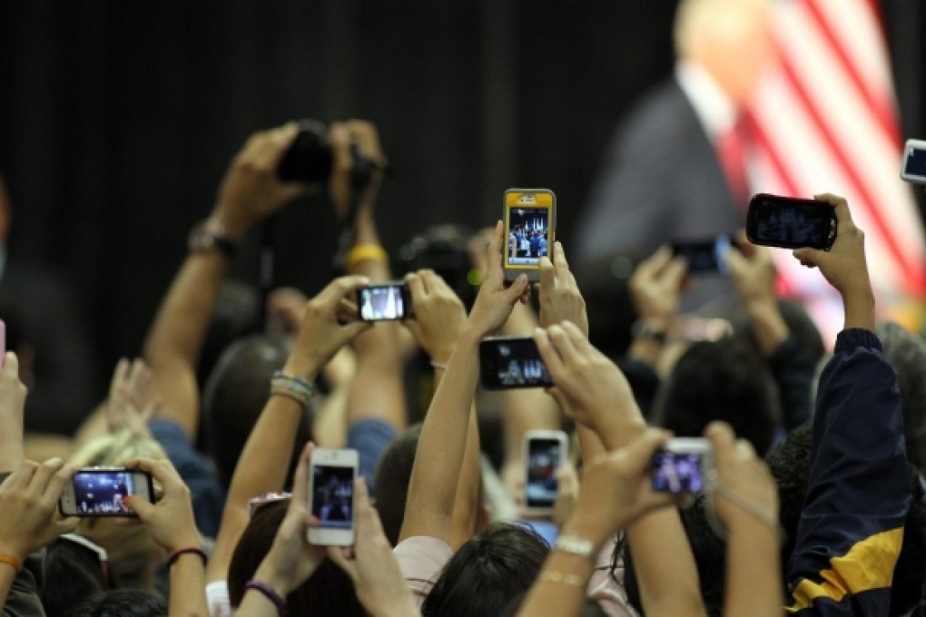 The chip in mobile phones allows them to be tracked. Photo: EPA