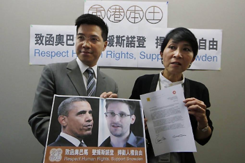 Two pan-democratic lawmakers Gary Fan Kwok-wai and Claudia Mo Man-ching show the letter that they sent to US President Barack Obama on Friday. Photo: AP