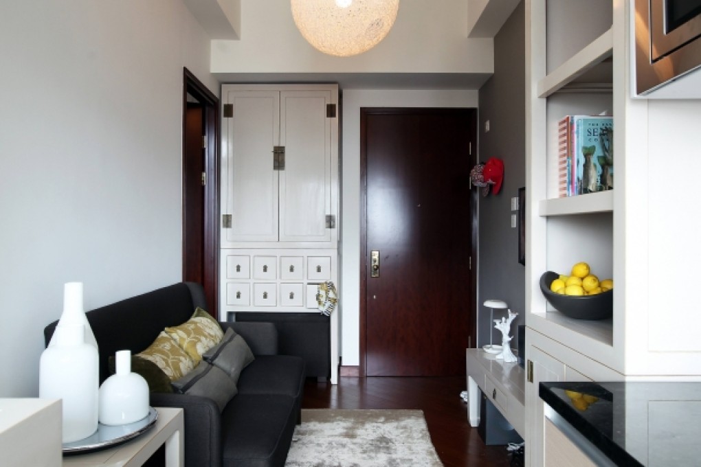 Living area: The tall shoe cabinet (HK$8,500), television cabinet (HK$4,200) and bookshelf (HK$8,800) were designed by Debi Yeung- Salansy (tel: 2904 7897; www.debiyeungdesign. com) and made by Zhonghua Rui Antiques (Zhonghua Rui Antiques, Block 11, Yonger Industrial District, Tanzhou, Zhongshan, tel: 86 760 8628 3099). The light was sourced from Di-mension Living (www.di-mension.com) and cost HK$2,090. The rug was bought years ago from Avant Garde (www.avantgardehk.com). Yeung-Salansy had a narrow sofa (HK$15,000, including cushions) custom made by Choi Designs (4/F, Dominion Centre, 43 Queen’s Road East, Wan Chai, tel: 2866 6816).