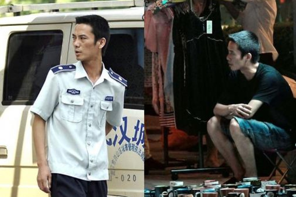 Chengguan officer by day, "undercover" street hawker by night. Photos via Chutian Metropolis Daily