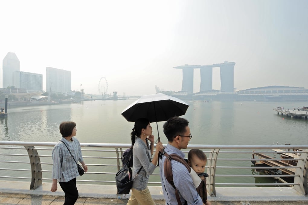 Smoke haze shrouds Marina Bay area in Singapore on Tuesday. Land and forest fires on Indonesia's island of Sumatra frequently create a thick, grey haze during the dry season. Photo: Xinhua