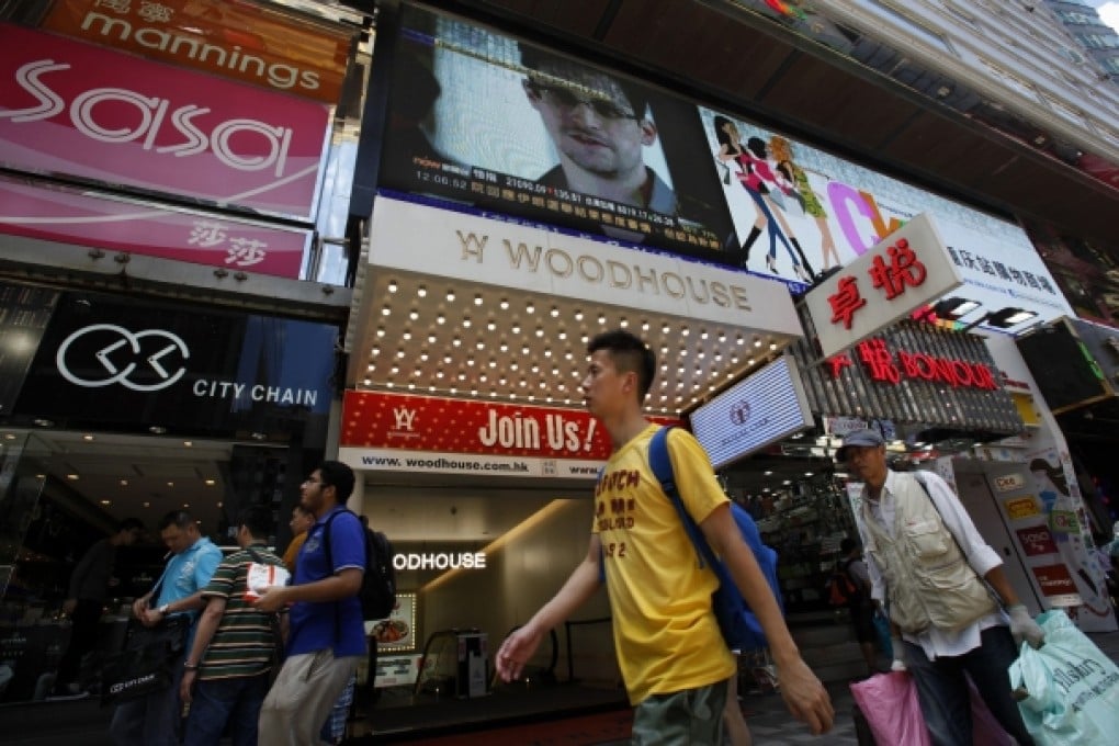 Snowden is seen during news broadcast on screen at Chung King Mansion in Hong Kong. Photo: Reuters