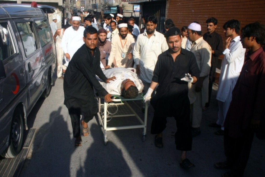 People transfer an injured man to a hospital in northwest Pakistan's Peshawar. Photo: Xinhua