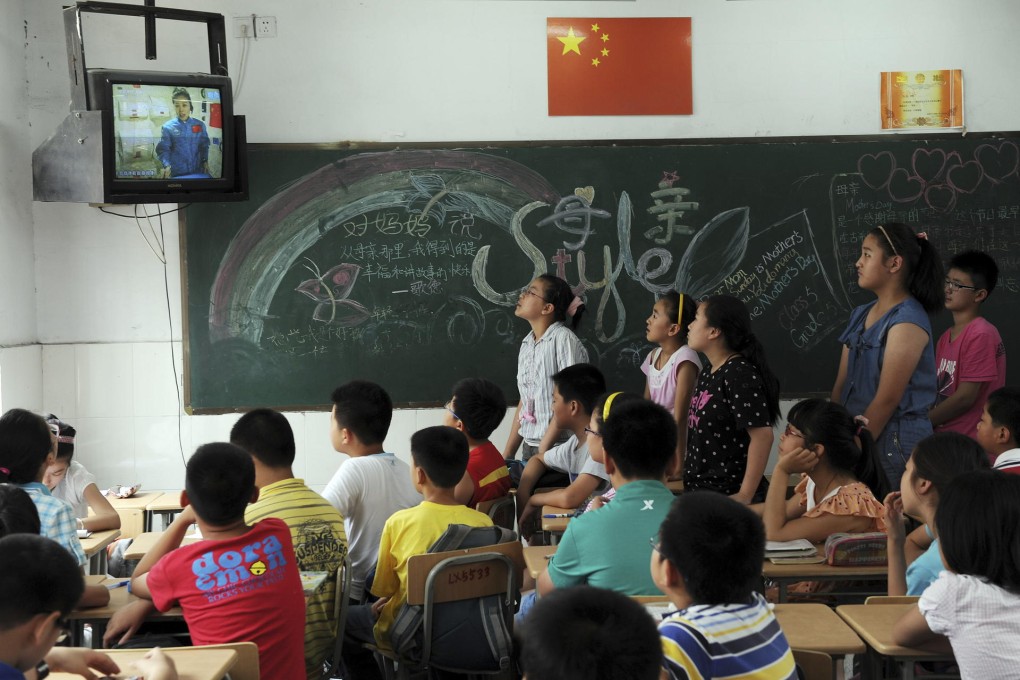 Students at a primary school in Hefei, Anhui province, watch astronaut Major Wang Yaping give her live broadcast from the Tiangong-1 orbiter. Photo: AP