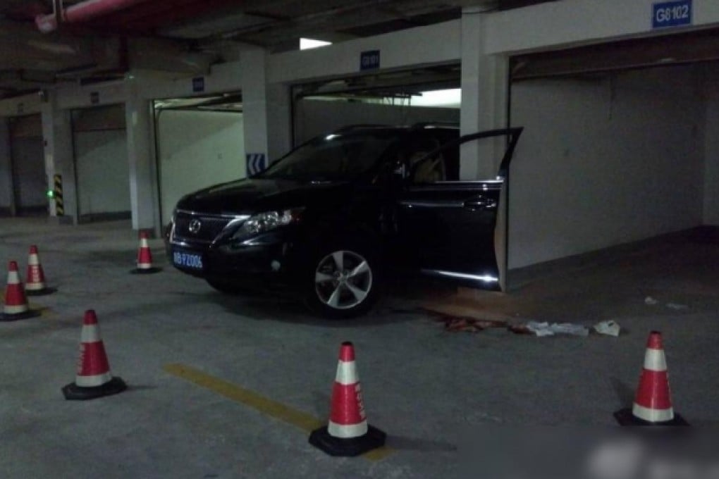 The door on the driver's side is left open at the scene of the accident. The photo was shared tens of thousands of times on Chinese microblogs on Thursday. Photo: Screenshot via Sina Weibo