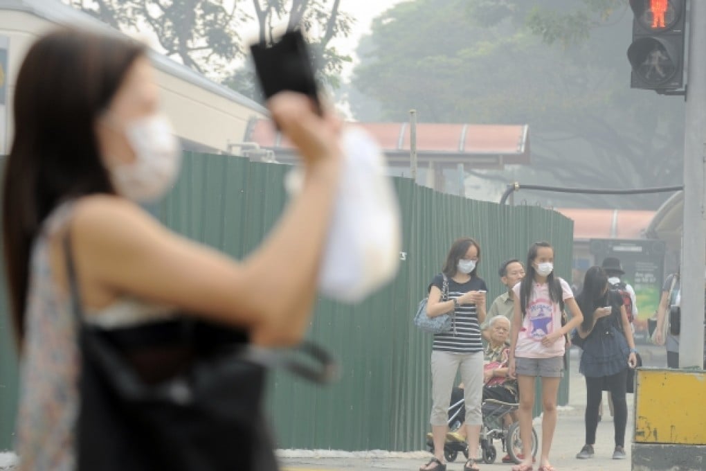 People wear masks in the street in Singapore. Photo: Xinhua