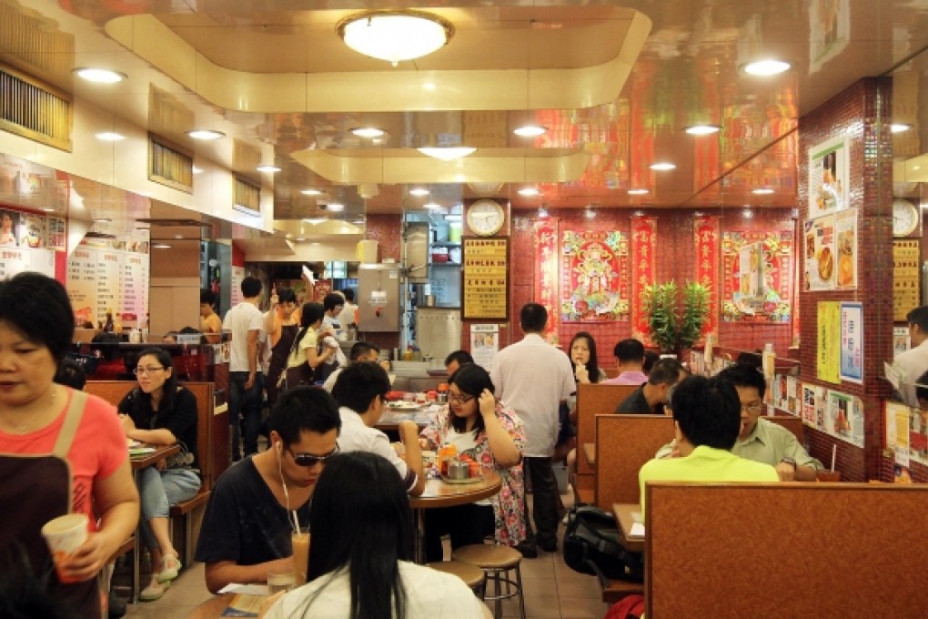 People queue to get their hands on Kam Wah's pineapple buns (below). Photos: K.Y. Cheng