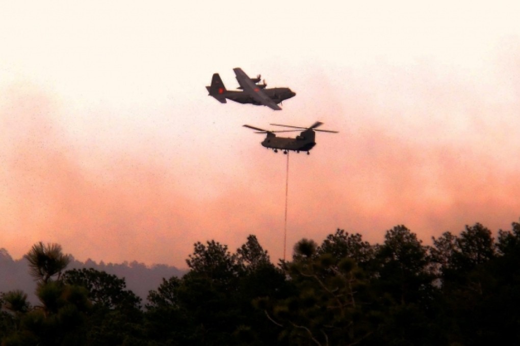 US planes try to put out wild fires in Colorado. Several wildfires raged unchecked across drought-parched Colorado on Thursday. Photo: EPA