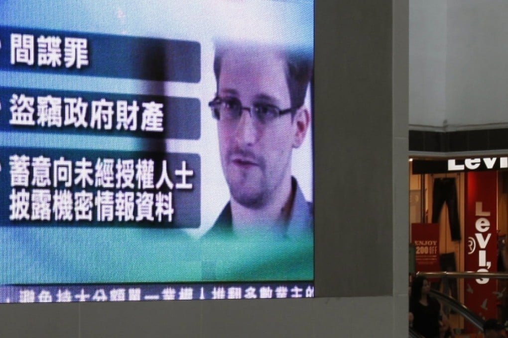 A monitor broadcasts news on US government charges against Edward Snowden at a shopping mall in Hong Kong on June 22, 2013. Photo: Reuters
