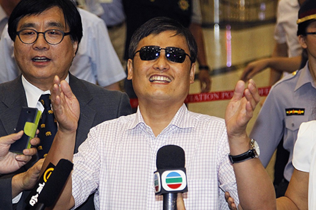 Chinese activist Chen Guangcheng arrives in Taiwan's airport. Photo: AP