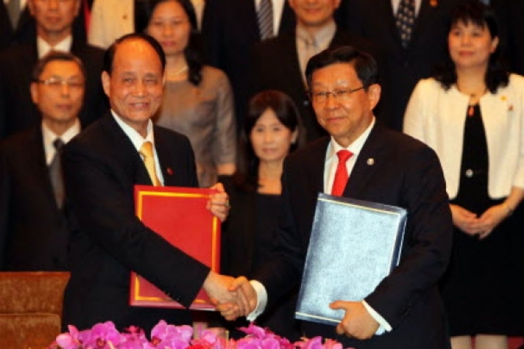 Lin Join-sane (left), chairman of the Taiwan-based Straits Exchange Foundation, shakes hands with Chen Deming, president of the mainland-based Association for Relations Across the Taiwan Straits. Photo: Xinhua