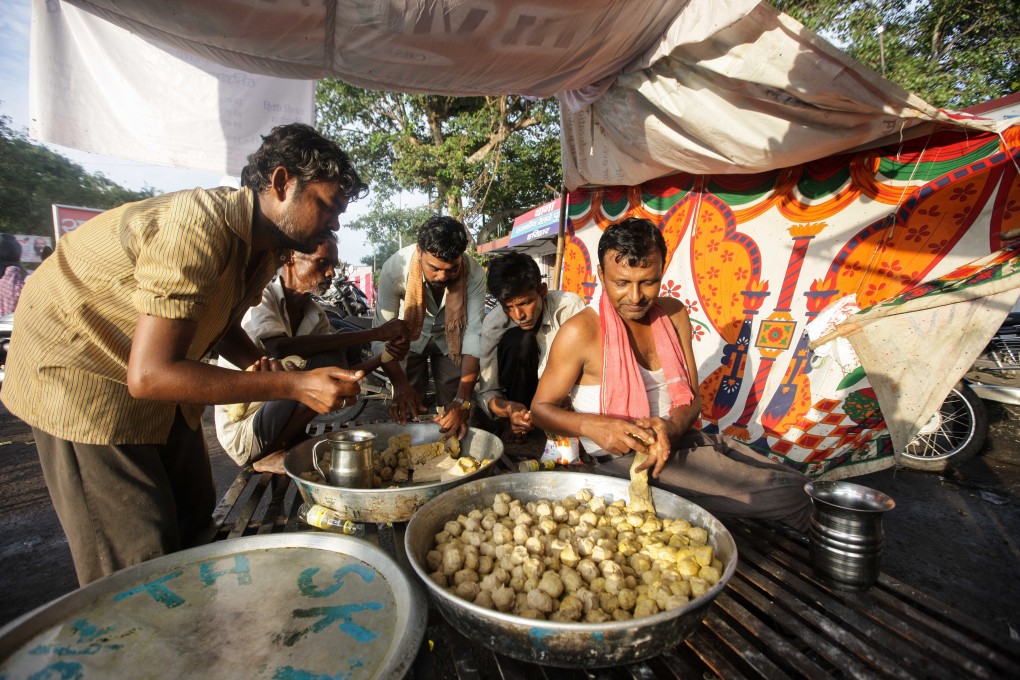 Flood victims receive food in Haridwar, northern Indian state of Uttarakhand. Photo: Xinhua