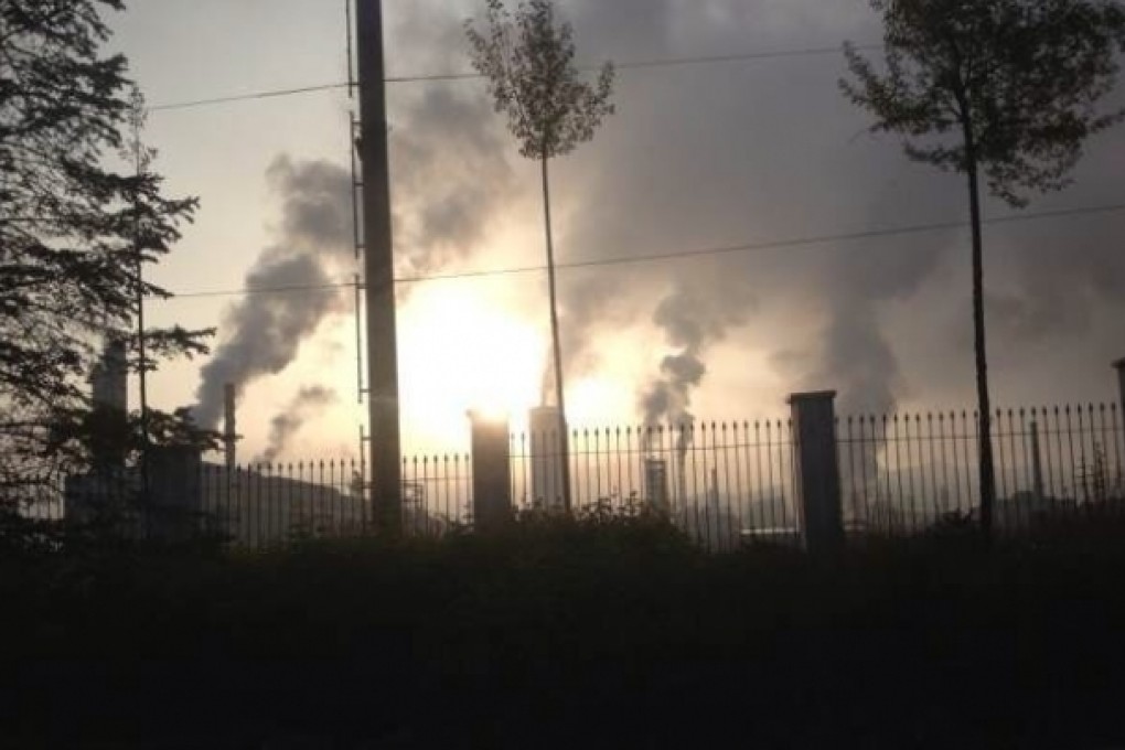 Black smoke emitted from factory chimneys. Photo: Kumbumtenli lama